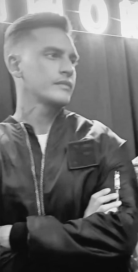 CinziaNovelli2's tweet photo. Solo se si guarderebbe oltre la bellezza di Ale potreste vedere un ragazzo ferito dalla leggerezza di alcune parole che feriscono l anima 
I #basciagoni sani questo l hanno capito da tempo 
Per gli altri iniziate a mettere un punto alla vostra leggerezza per non dire altro https://t.co/E6wYUdOaM1