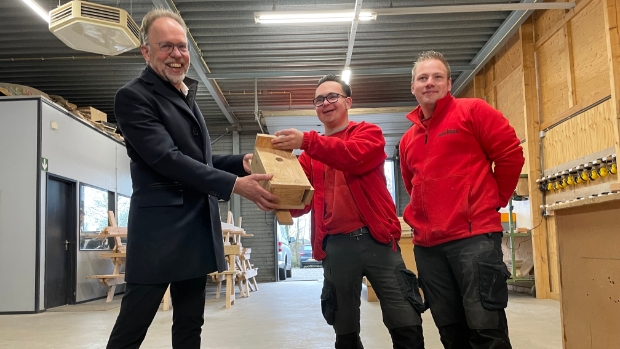 In #Opsterland krijgt elk dorp 25 nestkastjes en een insectenhotel. Gemaakt door de mannen van #MaatwerkOndersteuning in #Gorredijk.  sa24.nl/l/26258