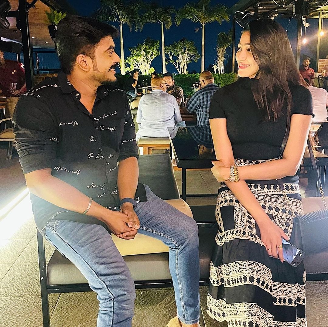 dollybiblio's tweet image. Cute pic Azeem and sherina 😍❤️
#MakkalNayaganAzeem #azeem #BiggBossTamil6
@actor_azeem