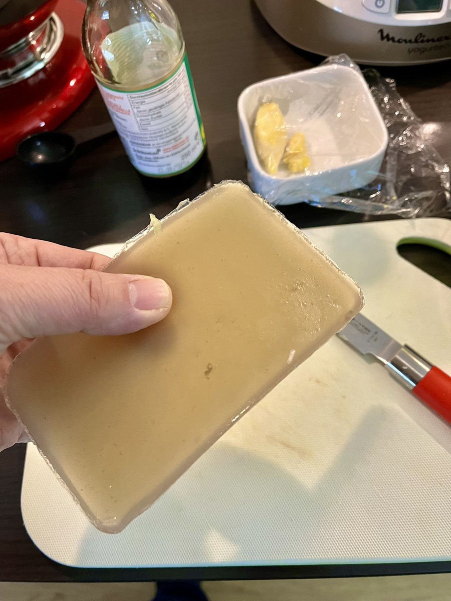 Kingfisher_68's tweet photo. #soupdumpling - die weitere Zubereitung… das ist eine gelierte Brühe, die in die Füllung kommt. (1/2) https://t.co/fJrD4ATNUe