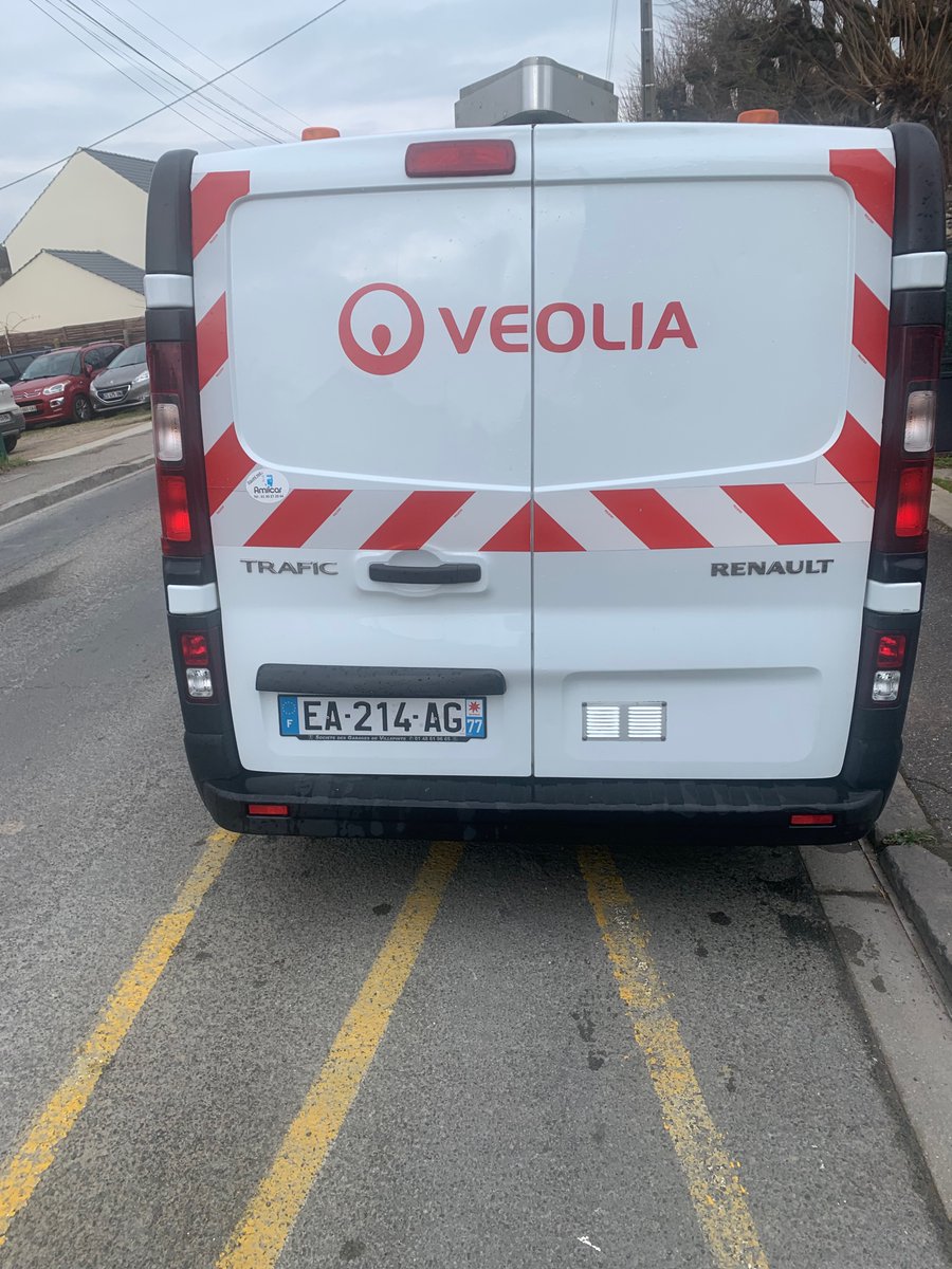 fred35bzh's tweet photo. @Veolia_FR et si déjà pour commencer vos véhicules ne se garaient pas devant chez les gens https://t.co/xZkp2MfaKc