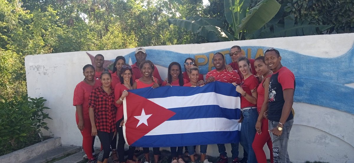 La empresa con una representación de jóvenes asiste a la peregrinación del Inicio de la Guerra Necesaria en el Mausoleo la Confianza. Gtmo