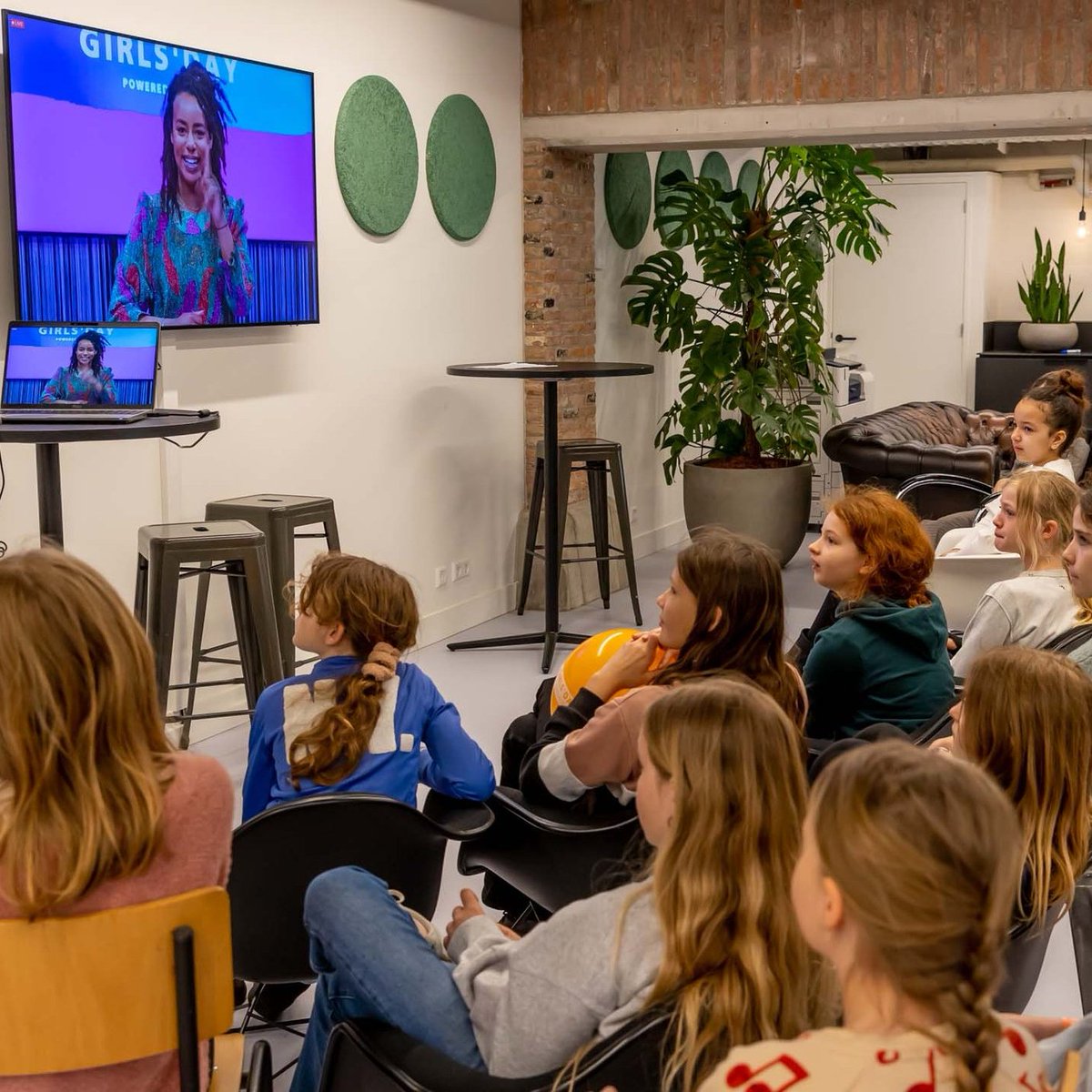_futurefactor's tweet image. We need more girls in tech and @VHTOnl is doing something about it! Girls Day on 30 Mar will open the doors of science, technology and IT companies across the Netherlands to girls aged 10-15.
vhto.nl/aanbod/girls-d…
#futurefit #tech #equality #diversity