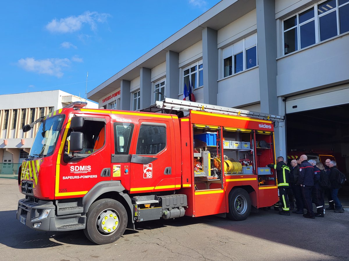 Echanges inter-SDIS 🚀
Nous avons eu le plaisir d’accueillir au sein de la caserne de Villeurbanne Cusset, plusieurs représentants du <a href="/sdis38/">Sapeurs-pompiers de l'Isère - SDIS38</a>.
Nous en avons profité pour leur faire tester notre lance covélopppée avec les <a href="/PompiersParis/">PompiersParis</a> 
Merci au <a href="/SDMIS/">SamiR DouH</a> pour l'accueil 👍🏼