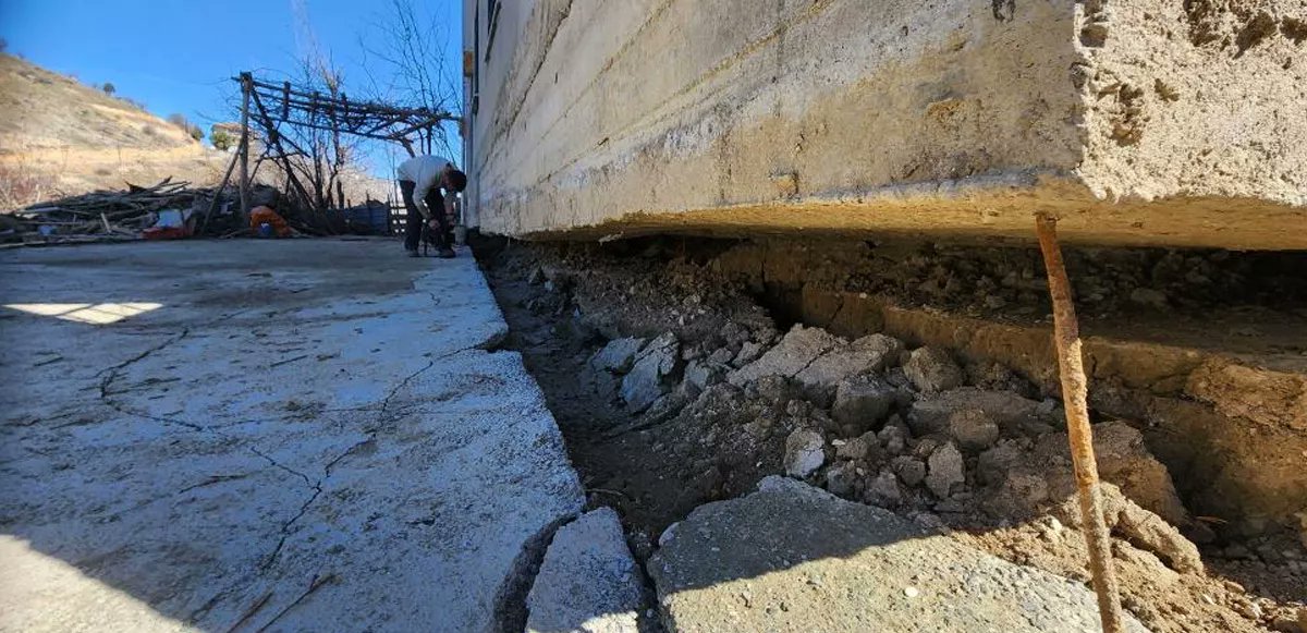 darkwebhaber's tweet photo. Depremin, Adıyaman’daki bir köy evini, temelden 30 santim yukarı kaldırarak 2 metre ileriye taşıdığı ortaya çıktı. https://t.co/ms98SU6aNh