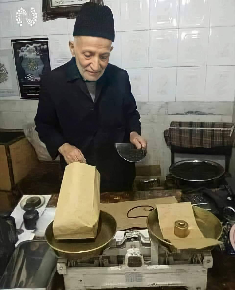 ScreenMix's tweet photo. بائع من مدينة حلبَ سُئل : لماذا تضع كيسًا فارغًا تحتَ كتلةِ الوزن؟

 فأجاب : أنا أبيع الشايَ وليس الكيس https://t.co/gVJrqFYodd