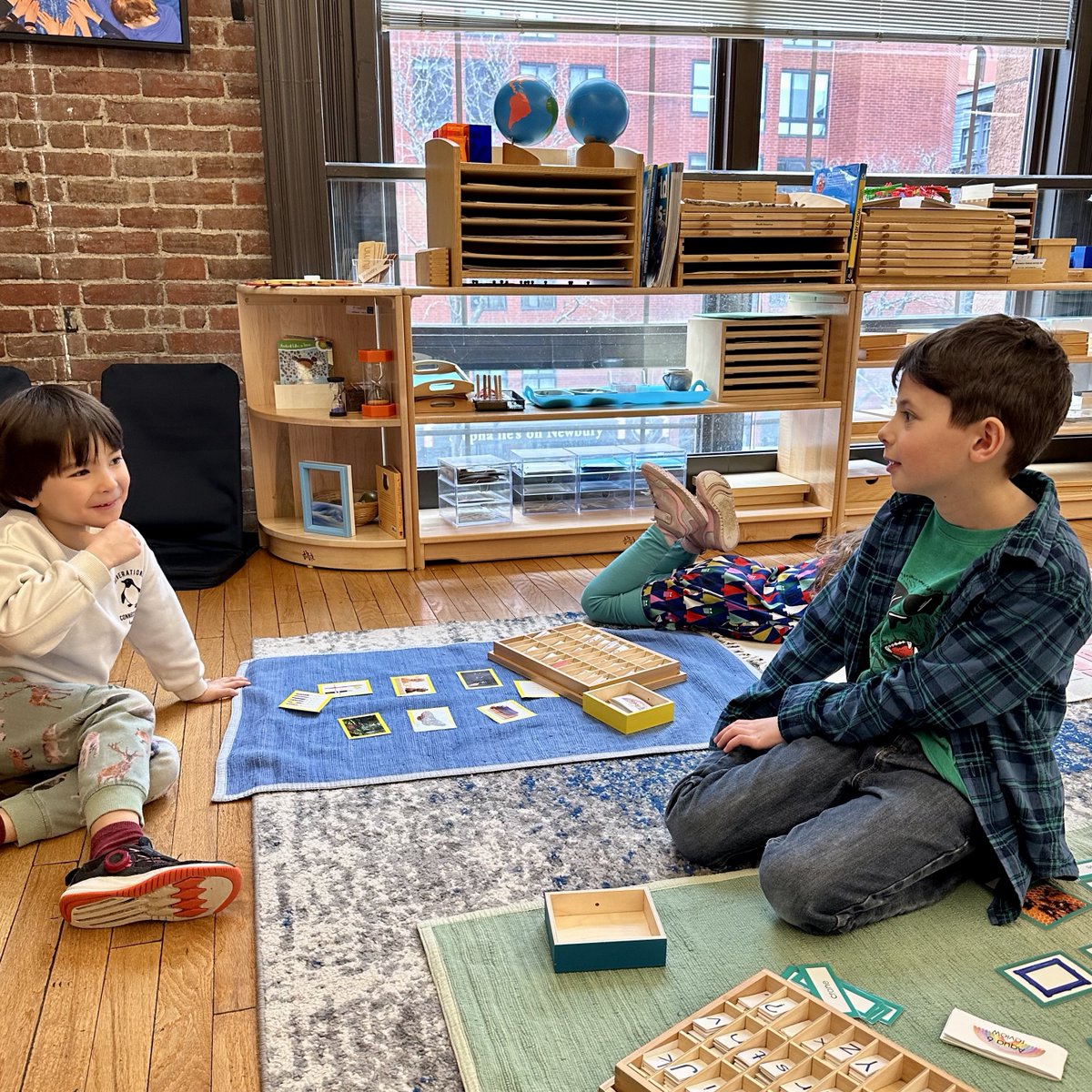 KingsleyBoston's tweet image. #KingsleyLowerEl pals during #WorkCycle 🌎 #KingsleyMontessori #MixedAgeLearning