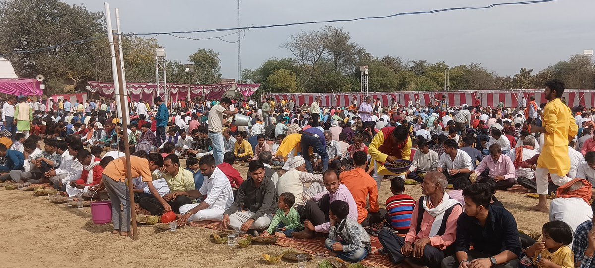 HridaySoni's tweet photo. चौरा #प्रतापगढ़ में "सोनी समाज" के ब्रह्मभोज में पहुंचकर महाप्रसाद ग्रहण करने का अवसर प्राप्त हुआ।
#SoniSamaj
#Amethi https://t.co/dMu7GNX2x8