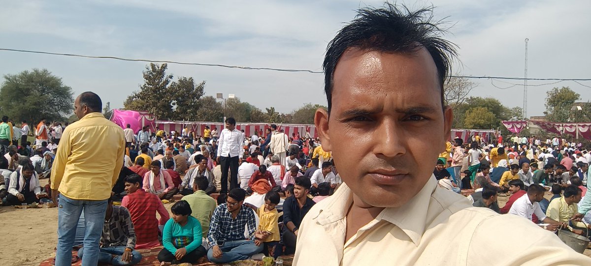 HridaySoni's tweet photo. चौरा #प्रतापगढ़ में "सोनी समाज" के ब्रह्मभोज में पहुंचकर महाप्रसाद ग्रहण करने का अवसर प्राप्त हुआ।
#SoniSamaj
#Amethi https://t.co/dMu7GNX2x8
