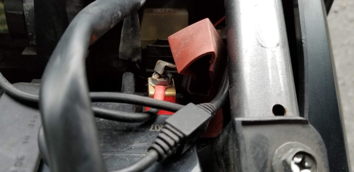 雨降りの東北道の真ん中で突然エンストして幸運にも1km先のPAにクラッチ握りしめたまま突入し点検したところ、バッテリーターミナルにETC電源しか固定されていなかったのを発見したときの筆者の心情(記述式・10点) 