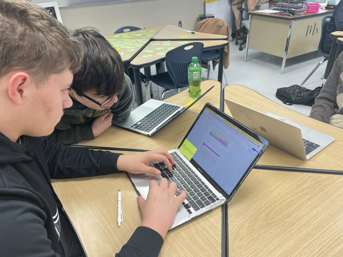 TraceyKracht's tweet photo. Peer feedback rounds in @clames11 class include talking with each other to explain the feedback given. It’s a great time to listen in and ask for clarification / more detail. Students make a note for follow up revisions. #gojays #lpsleads #parkedtech https://t.co/FjKNZ7z1eD