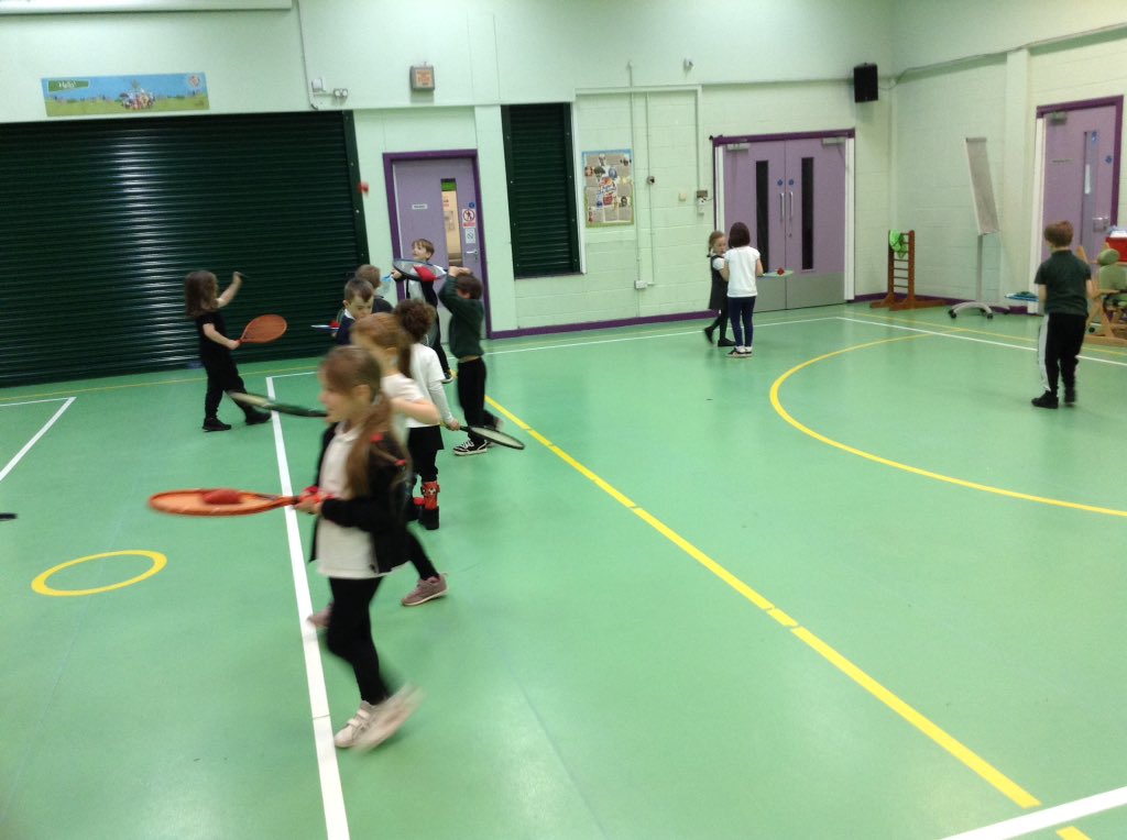 springwoodyear1's tweet image. We have been practising our bat and ball skills in PE this afternoon #swhpe