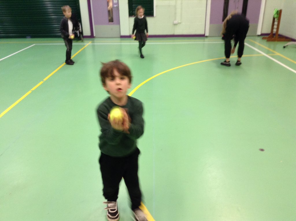 springwoodyear1's tweet image. We have been practising our bat and ball skills in PE this afternoon #swhpe