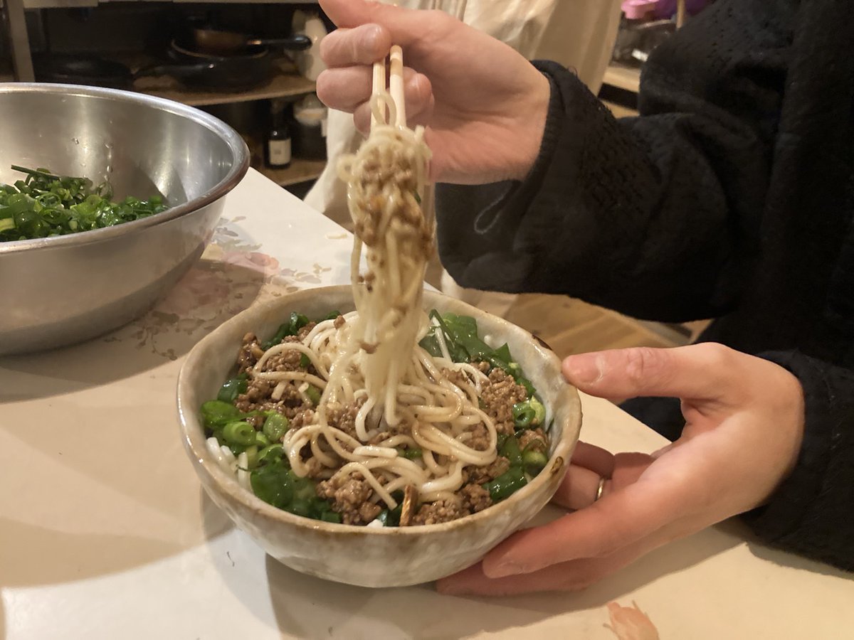 maru2_fudosan's tweet photo. 📖〇〇 BOOK COOK🍳
🍜ユカルン食堂
食堂カルンのカルンとワラウナエのゆかりとの合同ユニット。台湾風和え麺を出します。自家製ラー油やニンニクオイルで好みの味に仕上げてます〜⭐
#bookcook https://t.co/AEslXy8uIf