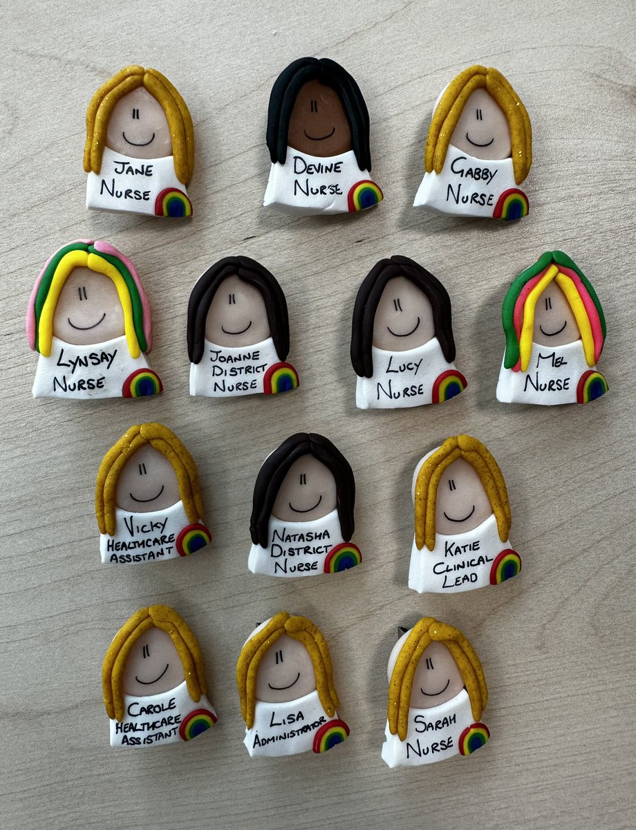 Meet the team! Thank you to our lovely student nurse for our thoughtful badges. We love them 🌈♥️  <a href="/NottsHealthcare/">Nottinghamshire Healthcare</a> #universityofnottingham