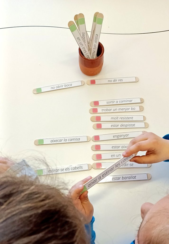 MontserratinaV's tweet photo. Quina gracia que ens fa descobrir el significat d'aquestes frases fetes!!! Com gaudim a l'ambient de lletres! #1rMontserratina🧡 #2nMontserratina🧡 #CicleInicial🥳 #lectoescriptura🔡 #EscolaPública 🥰 https://t.co/HPib78axQa