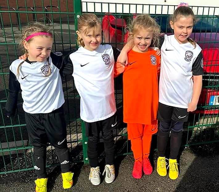 Teamgrassroots_'s tweet photo. #Shoutout to these girls from U8 Hereford Lads Club Girls on their match with Herefordshire FA. 
These girls play together at Club level as well as county. They are amazing team mates and great friends. ⚽️

@girlsatherefordladsclub
@herefordshirefa

#TeamGrassroots #GRF https://t.co/V9s15r3bxo