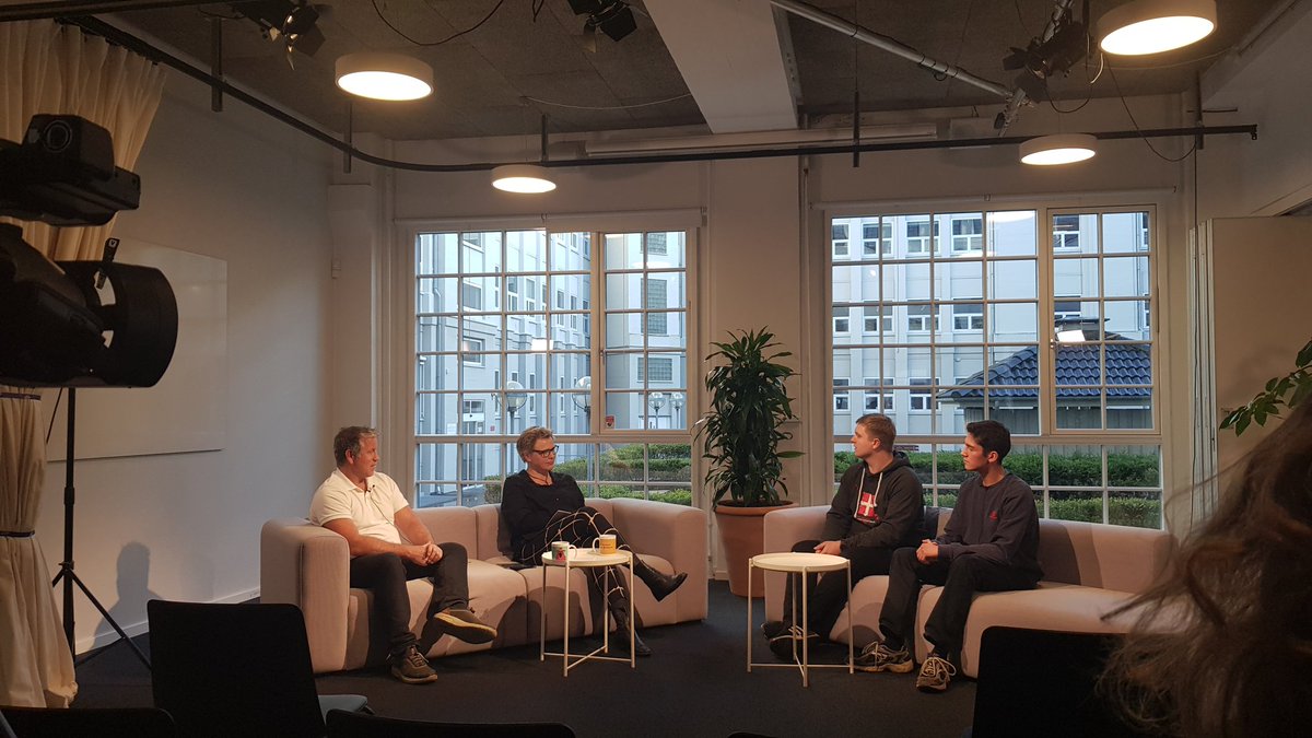 Vi har nye gæster i studiet hos @DITdanskIT til Sikkerhed i sofaen, her to skarpe unge hoveder fra Danmarks cyberlandshold. Gung Ho, guys! #svedpåindersidenafpanden #danmarkvandt