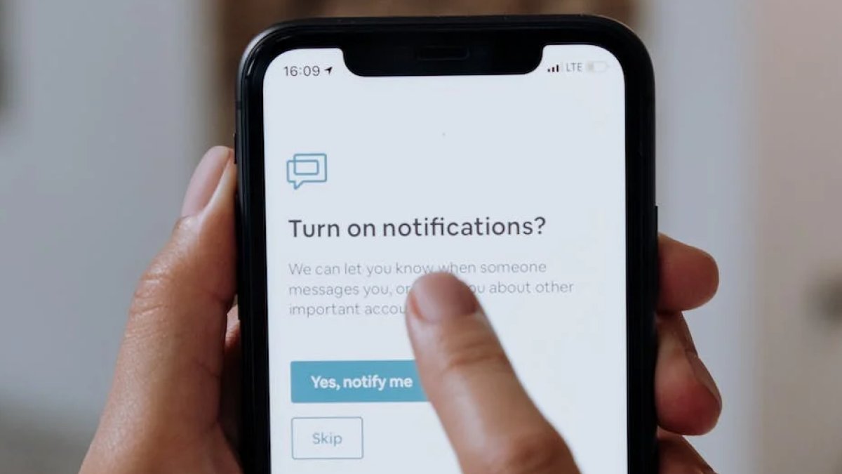 uxmag's tweet image. 6 key factors to fine-tune your notification strategy and get users hooked from Shoaib Mahmud, a product designer with seven years of experience in mobile UX design — bit.ly/3SpcQYy #UserRetention #PushNotifications #MobileApps