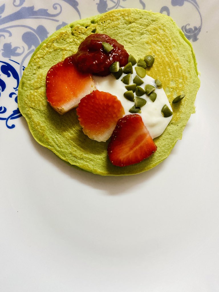 Woke up early today and made myself pancakes for breakfast. Felt like a BIG win.

Matcha pancakes, with fresh strawberries, Greek yogurt, strawberry compote and pumpkin seeds