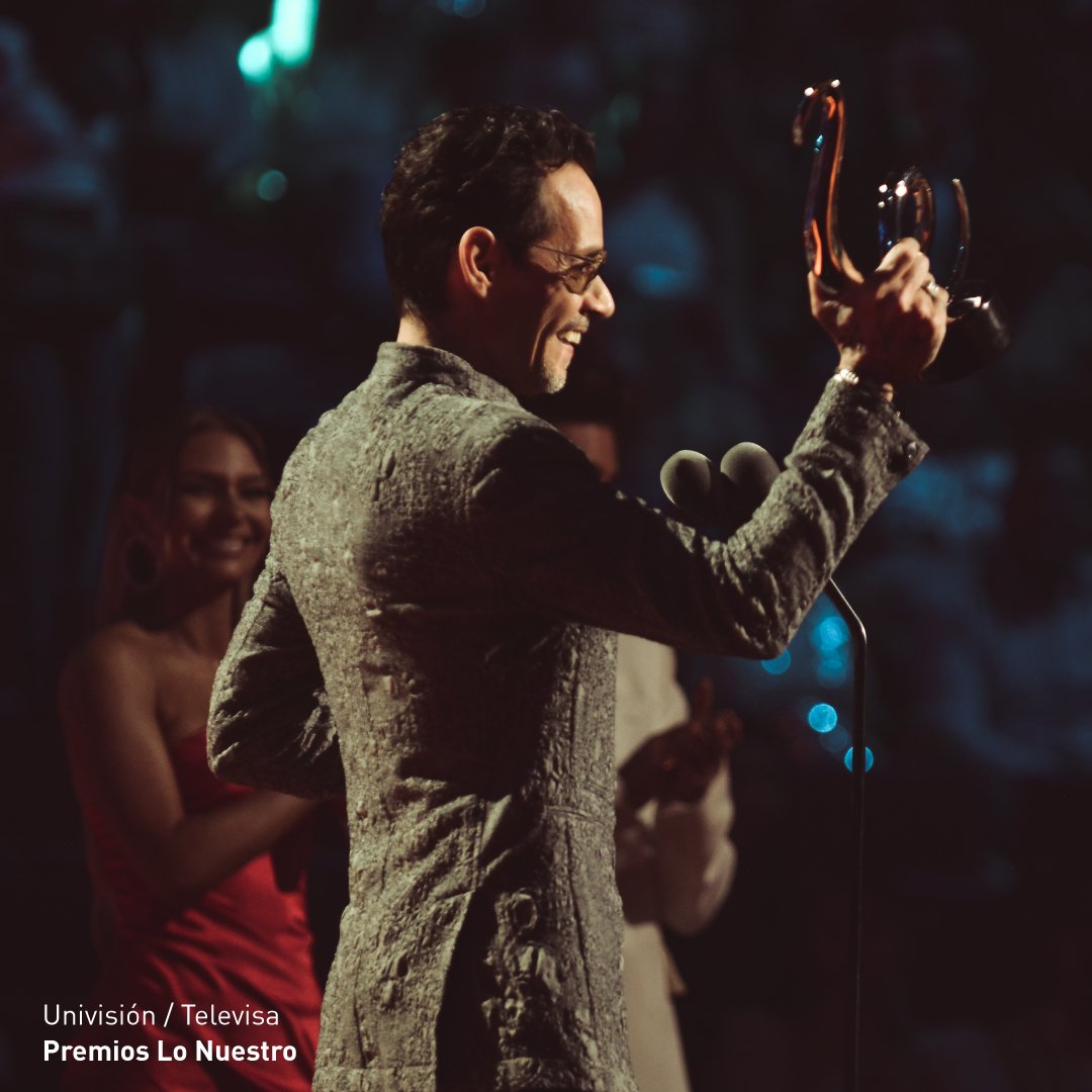RadioDisneyLA's tweet photo. Un resumen de la noche de los #PremiosLoNuestro 2023 que se llevó grandes ganadores como @karolg, @daddy_yankee, @shakira, @bizarrap, @sanbenito , @SebastianYatra, @MarcAnthony, @CNCOmusic y muchos más. 

¡Felicidades a todos los artistas! 👏🏆

#RadioDisneyLA #NoticiasRD https://t.co/z9elIiUbtf