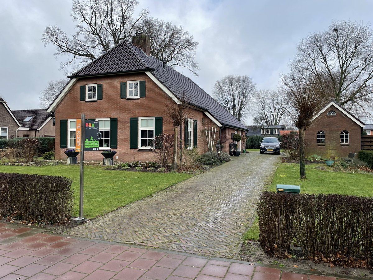 Sinds vanmiddag het bordje in de tuin en vanavond glimt deze prachtige woning aan de Europaweg 140 in Schoonebeek ook online er over!!
