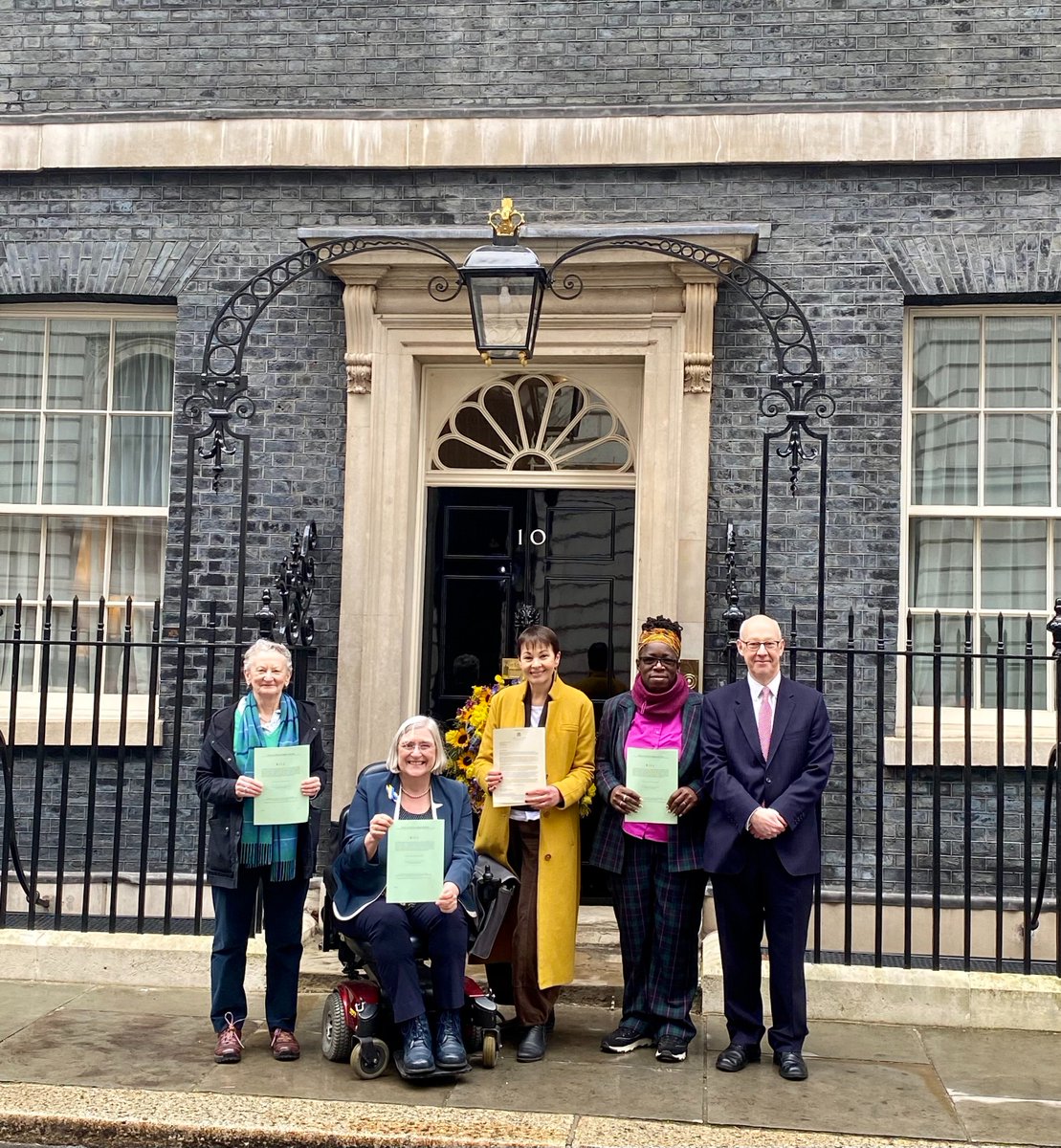 🚨I’ve just been to 10 Downing Street to deliver a letter to the PM - urging him to take up #EllasLaw and to make clean air a human right for all. The longer it takes him & his Govt to clean up our dirty, toxic air, the more lives will be put at risk - he *must* support this Bill
