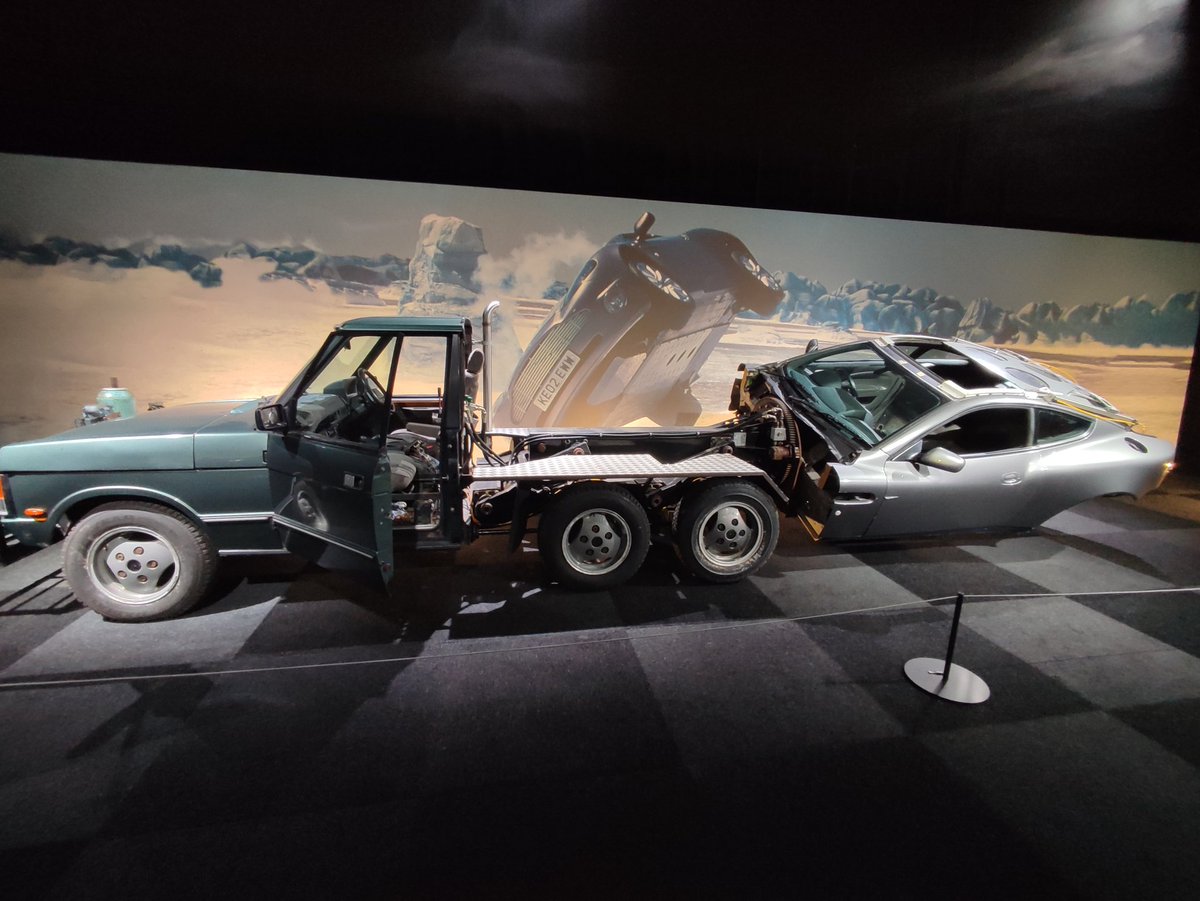 Kriegler007's tweet image. Nice to see loads from Die Another Day. I absolutely fucking love Zao's green Jaguar XKR and it was awesome to see it again! 

Also cool to see a vehicle attached to a rig! 

#BondInMotion #JamesBond