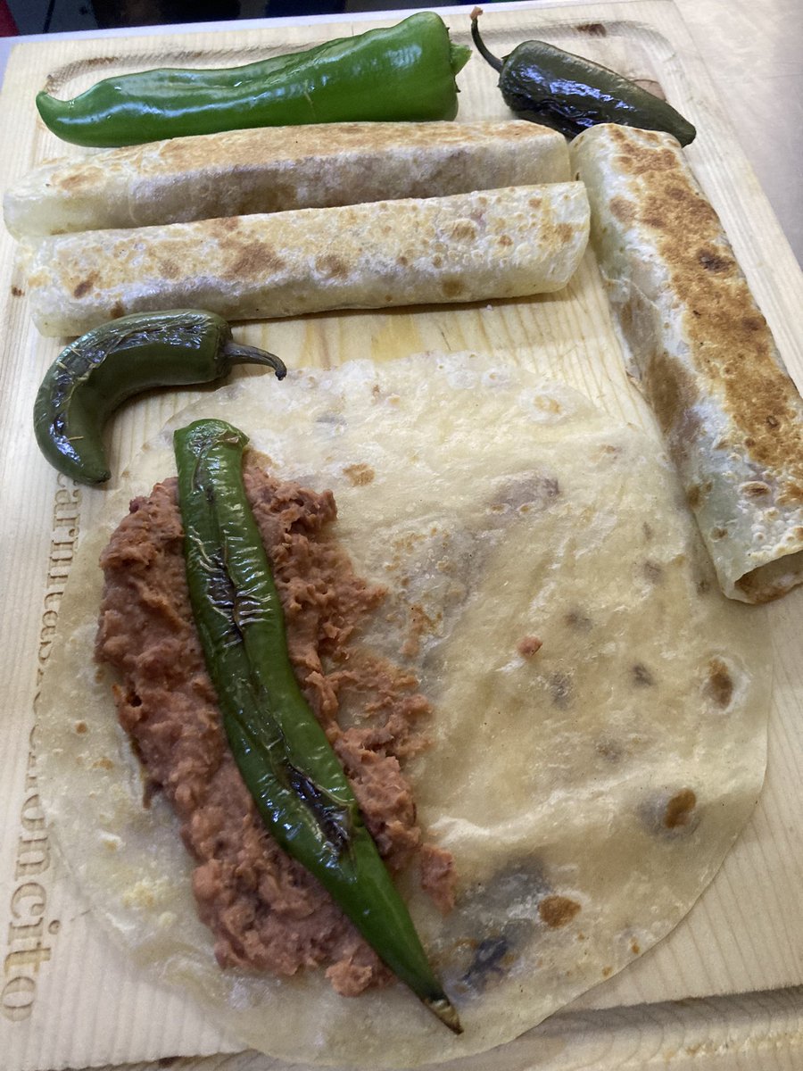 CarnitasLechon1's tweet photo. Para la cuaresma: 
Burritos de frijol con rajas de chile verde😃 https://t.co/QDhdTxB5aZ