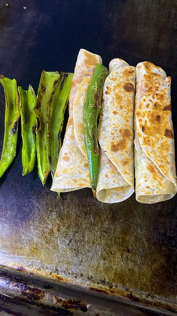 CarnitasLechon1's tweet photo. Para la cuaresma: 
Burritos de frijol con rajas de chile verde😃 https://t.co/QDhdTxB5aZ