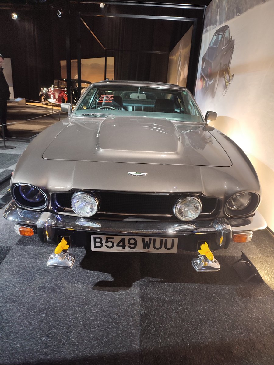 Kriegler007's tweet image. Couple of bits from The Living Daylights! Wasn't expecting to see the escape pod or Kara's cello case 🎻
#JamesBond #BondInMotion