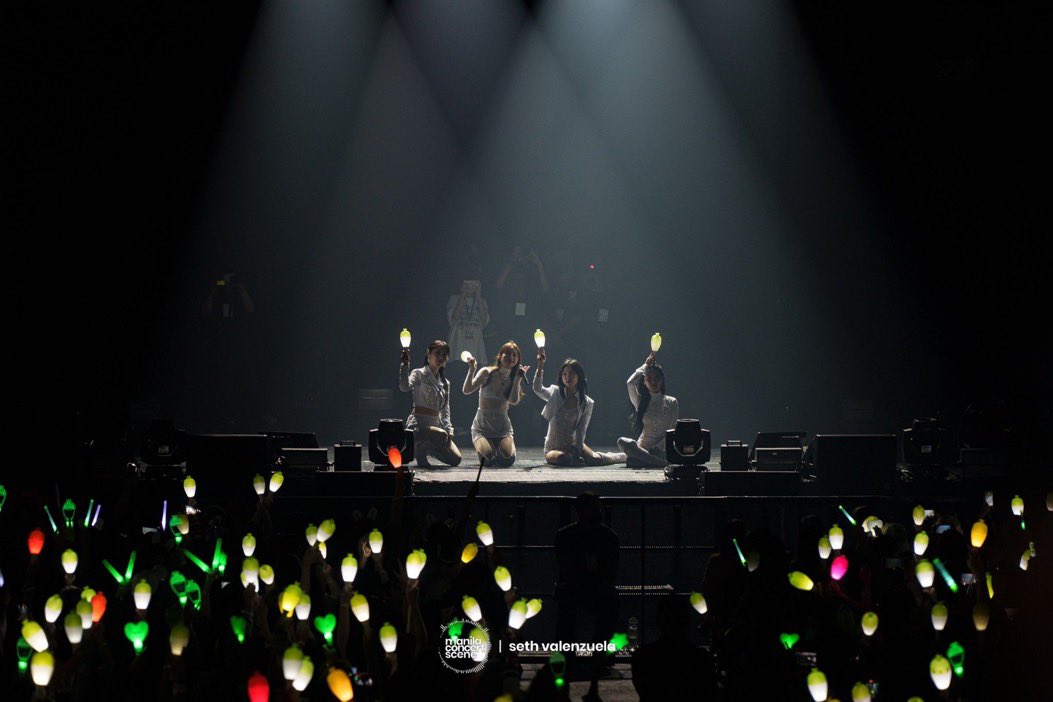 byuliyong's tweet photo. this is a picture i know other countries in the mycon asia tour doesn’t have a version of 🥺

mamamoo facing us with their own moobong 🥺💚 https://t.co/FWDWZPCgqs