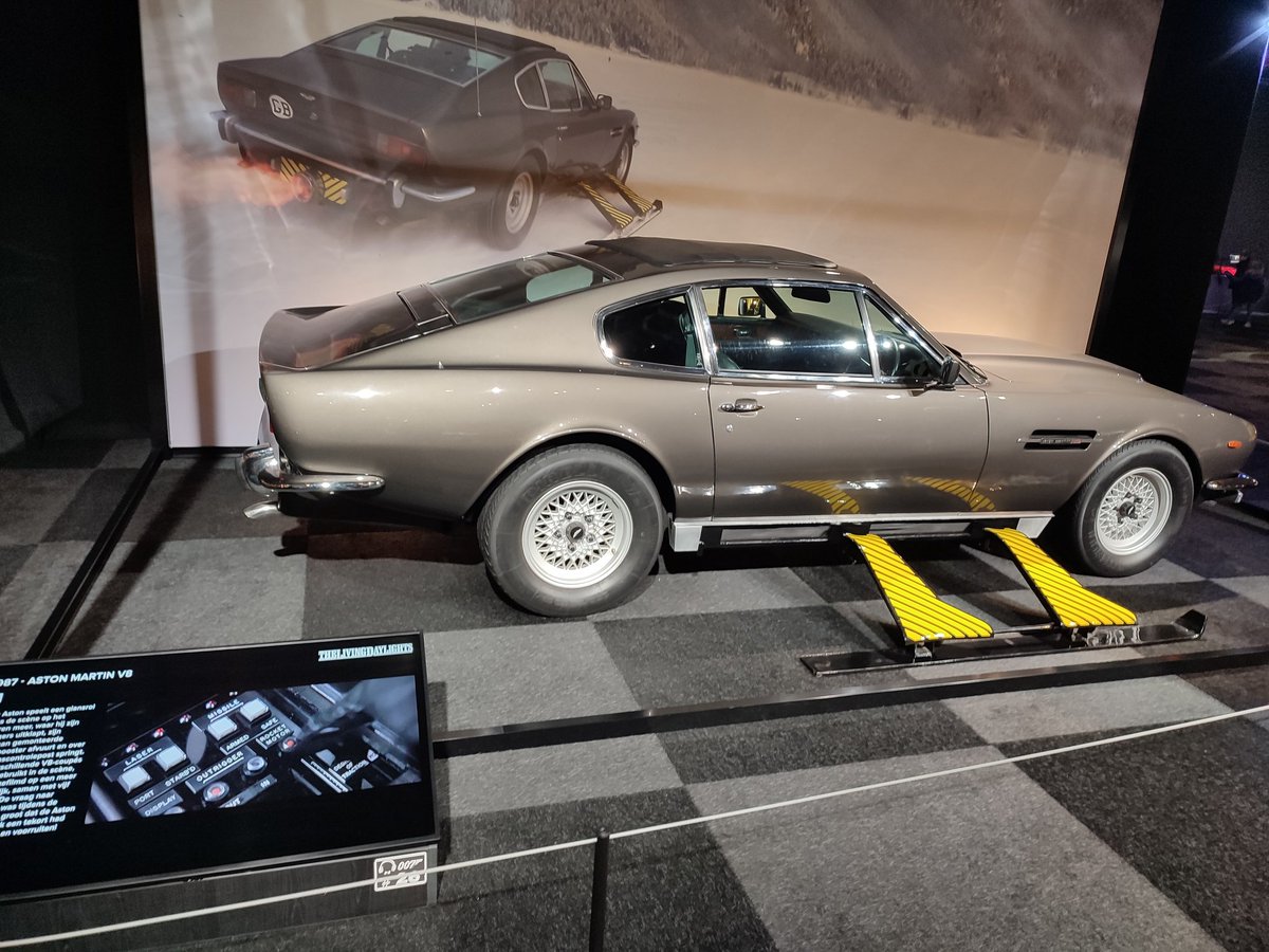 Kriegler007's tweet image. Couple of bits from The Living Daylights! Wasn't expecting to see the escape pod or Kara's cello case 🎻
#JamesBond #BondInMotion