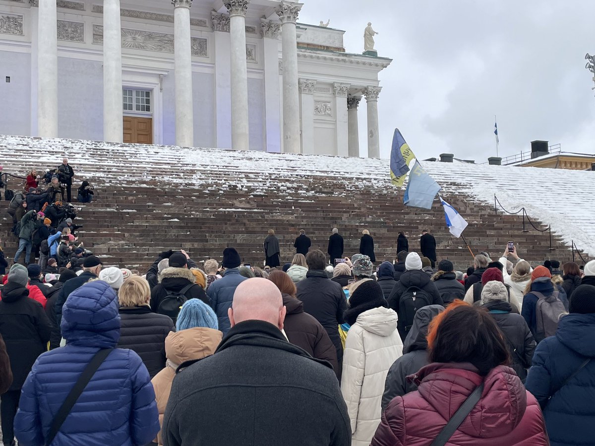 esahamal's tweet photo. Candles lit by @SariLindblom @filsdeproust @niinisto @OlgaDibrova1 @MarinSanna for war victims #senatesquare #warvictimsremembered #standwithukraine #slavaukraini https://t.co/PsQEJklAWJ