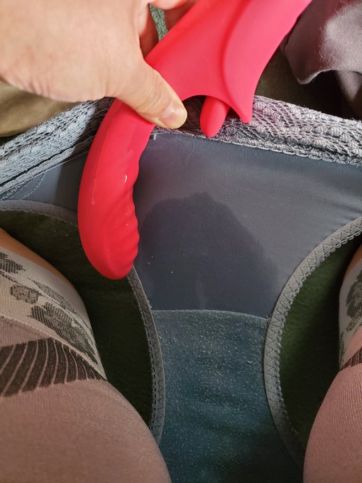 久しぶりにお気に入りのバイブを使おうと入れた瞬間、おパンツがびしょびしょになってました💦吹いた感覚なかったのになぁ💦💦冷たくて一気に萎えて終了(笑)  #おもらしじゃない  #アーサーバイブ  #パンツ<a href="/tag/%E3%83%91%E3%83%B3%E3%83%84"class="tags"><span>#パンツ</span></a><a href="/tag/%E3%81%8A%E3%82%82%E3%82%89%E3%81%97%E3%81%98%E3%82%83%E3%81%AA%E3%81%84"class="tags"><span>#おもらしじゃない</span></a><a href="/tag/%E3%82%A2%E3%83%BC%E3%82%B5%E3%83%BC%E3%83%90%E3%82%A4%E3%83%96"class="tags"><span>#アーサーバイブ</span></a><a href="/tag/%E6%81%A5%E3%81%9A%E3%81%8B%E3%81%97%E3%81%84%E3%81%AE%E3%81%A7%E3%82%BB%E3%83%B3%E3%82%B7%E3%83%86%E3%82%A3%E3%83%96%E6%8C%87%E5%AE%9A"class="tags"><span>#恥ずかしいのでセンシティブ指定</span></a>