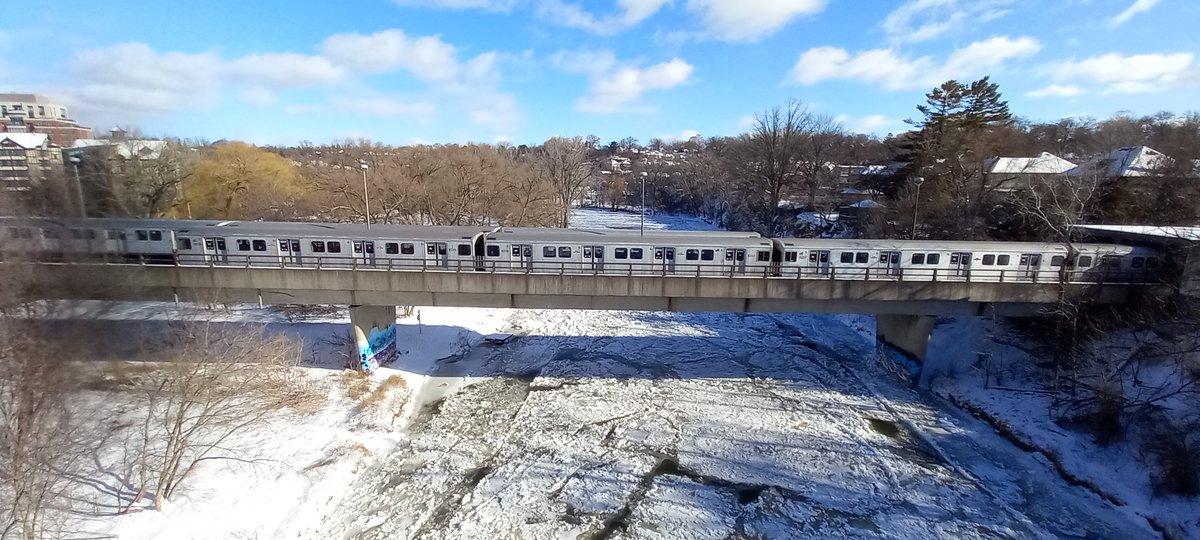 RJZTV's tweet image. Views of the #icey #HumberRiver from the  #BloorStreet  Over #Humber #River #Bridge 

#Toronto  #TorontoLife  #citylife #TorontoTourGuide #TorontoWalkingTours #WalkingToursOfToronto #GuidedToursToronto #Etobicoke #oldmill #HogTown #subway #TTC
