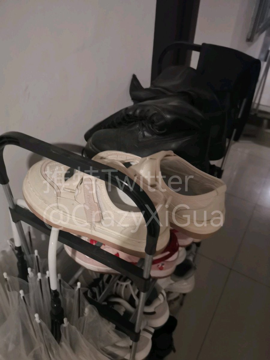 又是一个清纯小姐姐，在电梯间拍照记下鞋子和楼层后，果断跟上。不出所料刚刚穿在脚上的鞋子正静静的躺在那，只可惜这种款式的鞋子存不住什么味道，鞋里只有淡淡的少女香气，只能扣在脸上猛的吸几口作罢。#扫楼 #打胶 #扫楼打胶 #射鞋 https://t.co/hKEB8DX7VJ