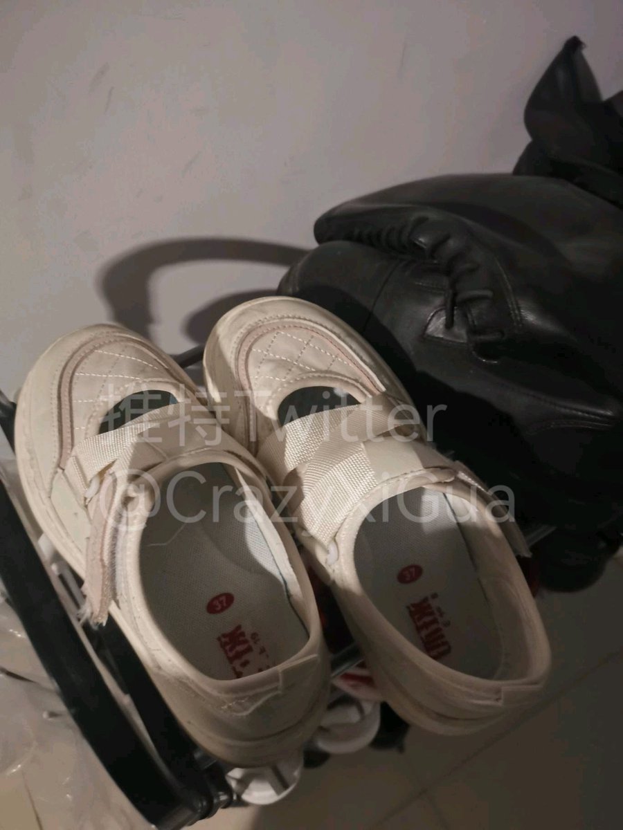 又是一个清纯小姐姐，在电梯间拍照记下鞋子和楼层后，果断跟上。不出所料刚刚穿在脚上的鞋子正静静的躺在那，只可惜这种款式的鞋子存不住什么味道，鞋里只有淡淡的少女香气，只能扣在脸上猛的吸几口作罢。#扫楼 #打胶 #扫楼打胶 #射鞋 https://t.co/hKEB8DX7VJ