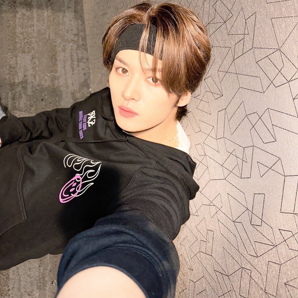 mknows_'s tweet photo. ✨ lee know iconic selca pose ✨

#ssd #stayselcaday #리노 #LeeKnow #StrayKids @Stray_Kids https://t.co/1kGZSaGaxH
