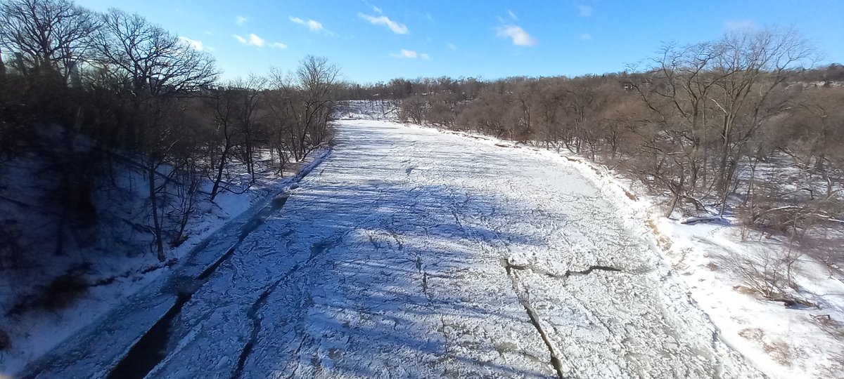 RJZTV's tweet image. Views of the #icey #HumberRiver from the  #BloorStreet  Over #Humber #River #Bridge 

#Toronto  #TorontoLife  #citylife #TorontoTourGuide #TorontoWalkingTours #WalkingToursOfToronto #GuidedToursToronto #Etobicoke #oldmill #HogTown #subway #TTC