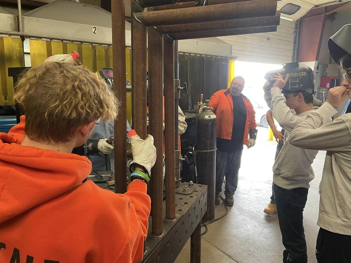 374Local's tweet image. South Spencer High School’s Agricultural and Industrial class stopped by for another visit at the Dale Training Center earlier this week. This helps maximize the number of students exposed to this career opportunity.