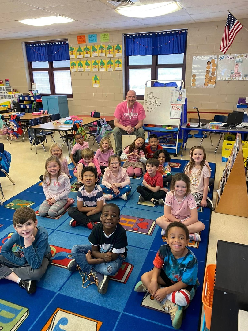 AlabamaAchieves's tweet photo. #SchoolHighlight Students at Riverchase Elementary School got a chance to celebrate #BlackHistoryMonth with a story time from Hoover City School's Chief Learning Officer Dr. Robbins! 📖 https://t.co/Rvtraibi6z
