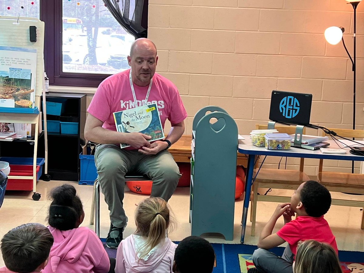 AlabamaAchieves's tweet photo. #SchoolHighlight Students at Riverchase Elementary School got a chance to celebrate #BlackHistoryMonth with a story time from Hoover City School's Chief Learning Officer Dr. Robbins! 📖 https://t.co/Rvtraibi6z