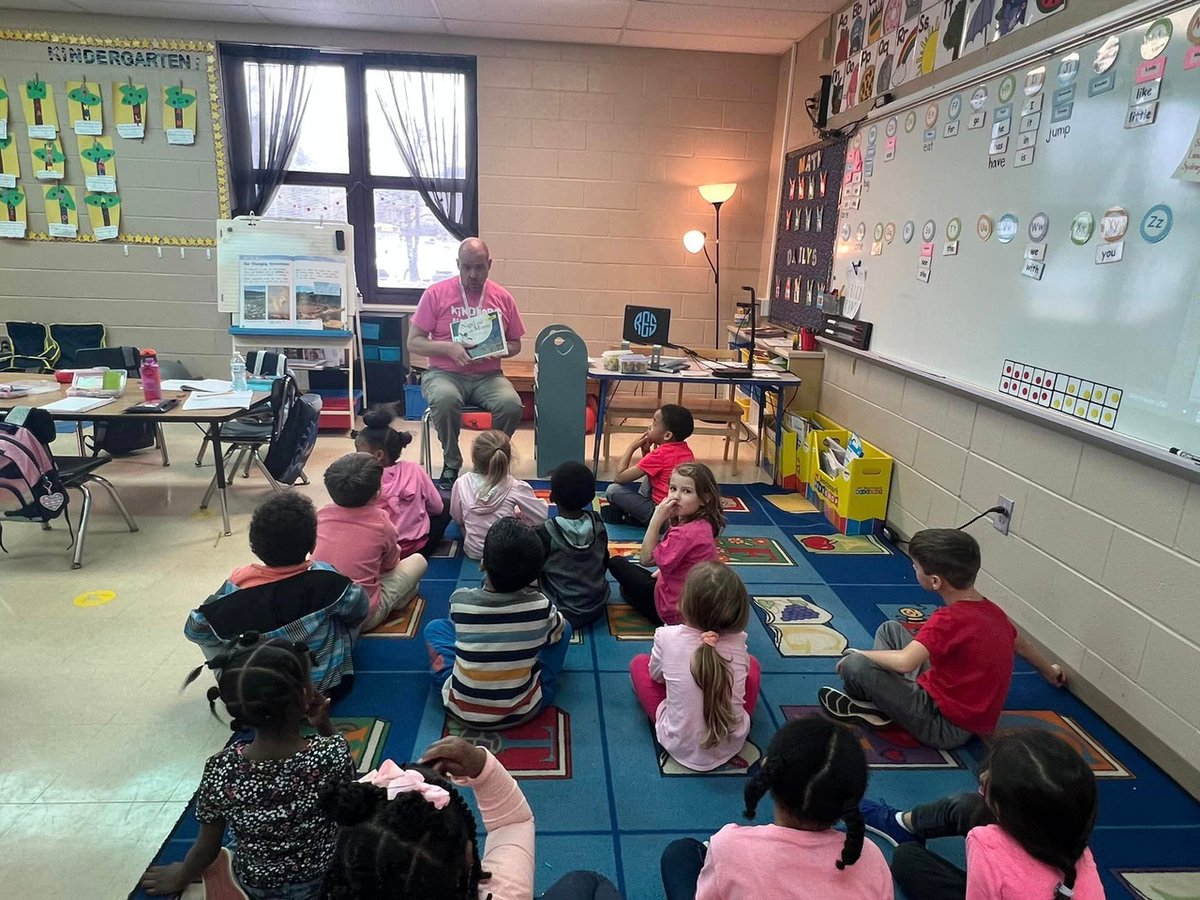 AlabamaAchieves's tweet photo. #SchoolHighlight Students at Riverchase Elementary School got a chance to celebrate #BlackHistoryMonth with a story time from Hoover City School's Chief Learning Officer Dr. Robbins! 📖 https://t.co/Rvtraibi6z