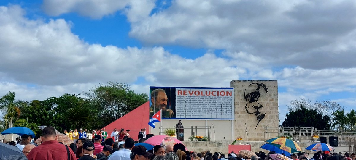 UNICACu's tweet photo. ✅️ || #LatirAvileño #Ahora!! La Universidad avileña desarrolla en la Plaza Máximo Gómez Báez de la ciudad Ciego de Ávila, la graduación para el Curso Por Encuentro, la Educación a Distancia y los Cursos de Técnicos Superior. https://t.co/DrWZRHcbRU