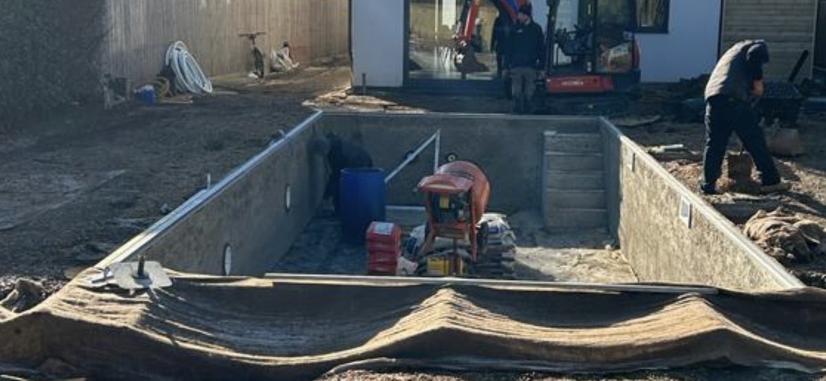 Azure_Pools's tweet image. The Pool Team’s latest project in St. Albans is coming along nicely 👌🏻 
Can’t wait to see the finished product 🤩
.
.
#swimmingpool #poolteam #newbuild #pooldig #pool #dig #poolbuilder #bedfordshire #buckinghamshire #hertfordshire #london #swimmingpoolproject #project #stalbans