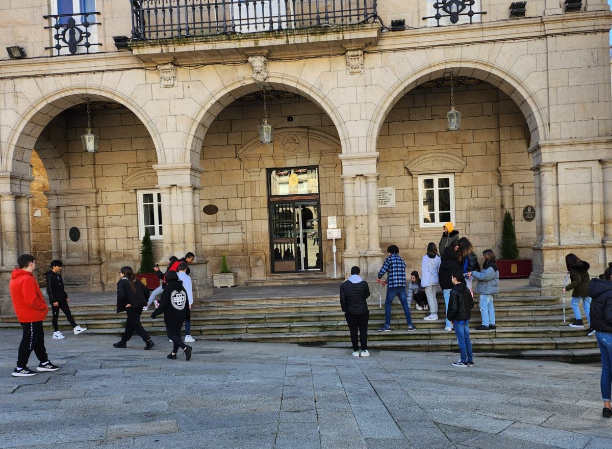 TocTocAciencia's tweet image. Hoxe o alumnado de 3° de ESO do #IESFerroCouselo realizou a pé a ruta  matemática "Ourense Histórico" con
#MathCityMap . 
Matemáticas, arte e ciencia únense ao fomento de hábitos saudables.
Noraboa ao Dpto. de Matemáticas e 
agradecementos a @Iriaffonte polo deseño da ruta.