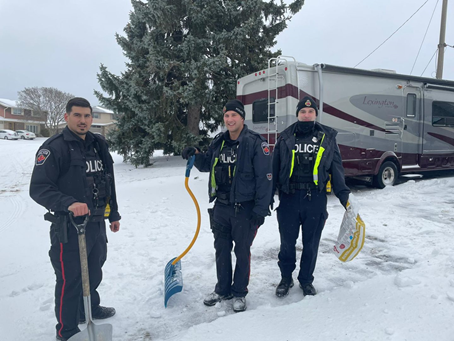 HamiltonPolice's tweet photo. Yesterday, we responded to a call where a 76-year-old man went into medical distress caused by over exertion while shoveling.  

These officers stuck around to finish clearing his driveway &amp; sidewalk while he got the medical attention he needed. #HamOnt #TogetherStrongerSafer https://t.co/WPP0BHRTX4