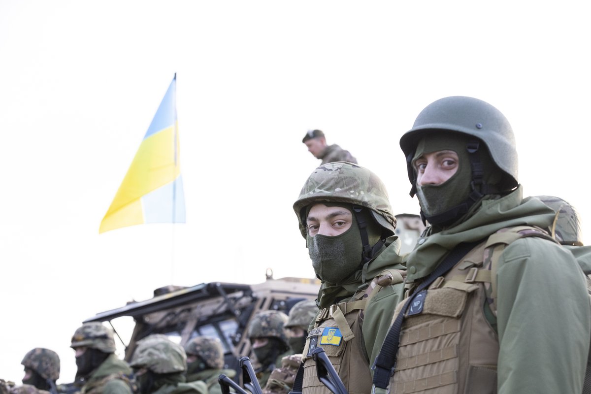 300 Ukrainian troops mustered with British and allied military instructors on the ranges where they were being trained for frontline combat. 🇺🇦🇬🇧🇨🇦🇱🇹

Military chaplains led them in prayer during a service to commemorate all those who have died in Ukraine. 

#StandWithUkraine