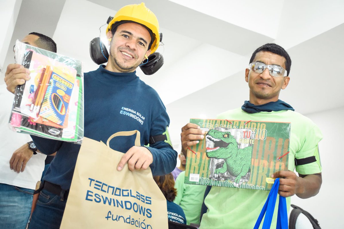 Entregando la <a href="/FunTecnoglass/">Fundación Tecnoglass</a> 4000 kits escolares.  Siempre pensando en los que hacen esto posible.   Todo se los debemos.